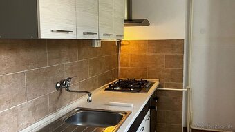 Na PREDAJ príjemný 2-izbový byt s balkónom v tichej a zelene - 10