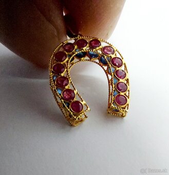 Zlatý prívesok so zafírmi a rubínmi - 10