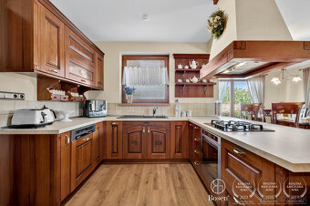 BOSEN | Rodinná vila s bazénom a jacuzzi - 10