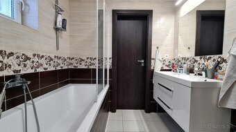 Krásna slnečná novostavba s členitým pozemkom a výhľadmi - 10