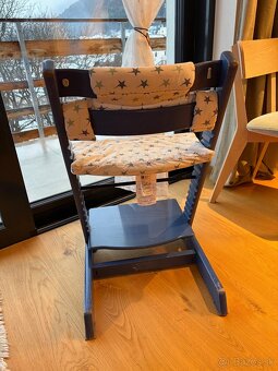 Rastúca stolička STOKKE - modrá - 10