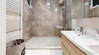 Krásny 3izb.byt v úplnom centre v oplotenom areáli s vlastný - 10