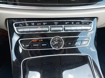 Mercedes-Benz E 400 4MATIC kupé - 10