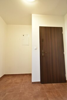Príjemný 2-izbový byt vo Viničnom s vlastným parkovacím mies - 10