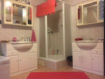 Rodinný dom 5+1 s dvojgarážou a pozemkom 2771 m², okres Doma - 10