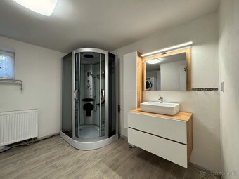 Veľký dvojgeneračný RD s bazénom v obci Petrova Ves - 10