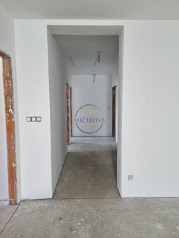 Skolaudovaná novostavba rodinného domu v obci Lúčnica nad Ži - 10