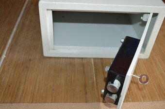 predam tazky, masivny trezor - 10