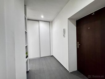 NA PRENÁJOM ELEGANTNÝ PODKROVNÝ 3-IZBOVÝ BYT V CENTRE MESTA - 10