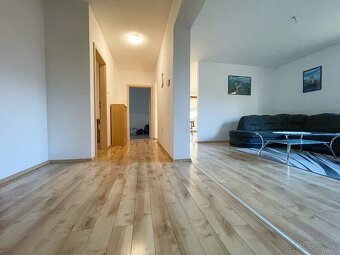 Moderný bungalov v tichej lokalite s krásnym pozemkom - 10