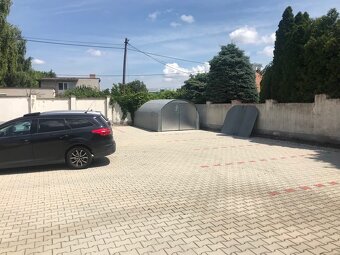 Na prenájom priestory v centre Hurbanova s parkovaním - 10