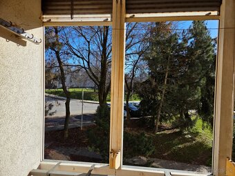 Priestranný zrekonštruovaný päťizbový byt v Banskej Bystrici - 10