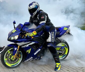 Yamaha R1 - 10