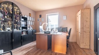 Priestranný pozemok 821 m2 s domom vhodným na podnikanie aj - 10