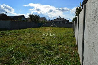 TOP NA PREDAJ: zaujímavý stavebný pozemok 654m2 - Majcichov - 10