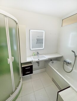 Ponúkame na prenájom priestranný 4-izbový byt na Hronskej ul - 10