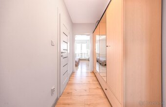 SENEC NA DLANI V TOMTO PREROBENOM 3 IZBOVOM BYTE NA J. JESEN - 10