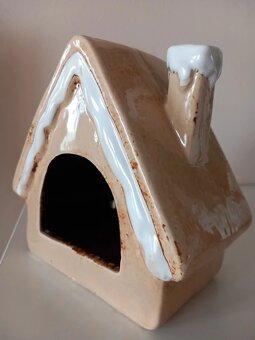 Keramická zasnežená béžová chalúpka 16x16x9,5 cm - 10