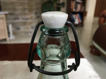 Staré sklenené flaše s nápisom - 10