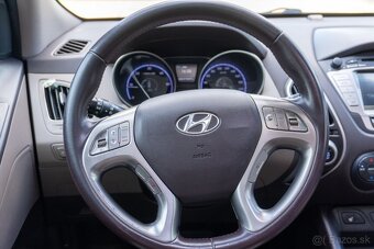 Hyundai ix35 2.0 CRDi VGT Premium 4x4 A/T Strieborná - 10