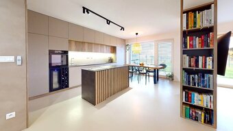 Novozariadený rodinný dom s veľkými spálňami i šatníkom pri  - 10