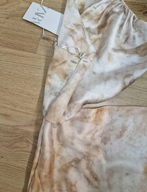 Nové ZARA sexy saténové asymetrické midi šaty - 10