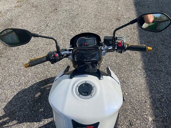 Suzuki gsr 750 - 10