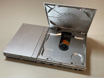 PlayStation 2 Slim Silver + 5 hier, 2x ovládač, memory card - 10