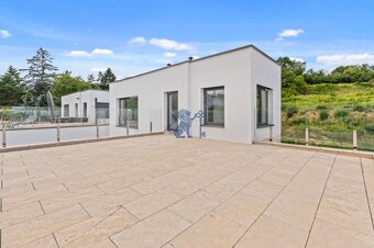 Nadštandardná 4- izbová terasová vila na Kolibe s krásnym vý - 10