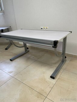 Polohovateľné výškovo a sklonovo nastaviteľné stoly – 4 ks - 10