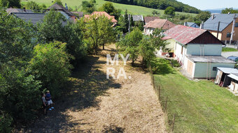 Stavebný pozemok v centre obce Gregorovce. - 10