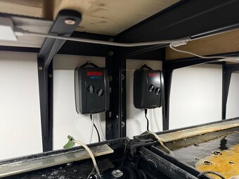 Regály s akváriami, technikou a rybičkami - 10