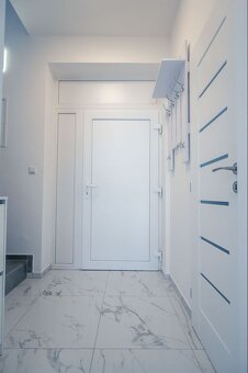 2-izbový byt s predzáhradkou aj parkovaním – pocit domu za c - 10