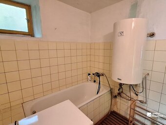 Malý domček, pokojná ulička, veľký pozemok a stodola - 10