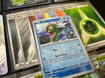 Pokemón MEGA balík B: 100ks kariet v obaloch s EX a darček - 10