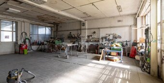 Dom s veľkým pozemkom + veľké priestory - 10