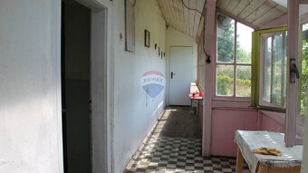 Starší dom na rekonštrukciu s veľkým pozemkom v Banskej Štia - 10