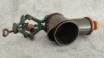 Velmi starý malý mlýnek na ořechy nebo čokoládu zn. CARMEN - 10