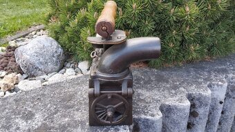 Obrovská komínová velmi stará sbírková žehlička D.R.G.M. - 10