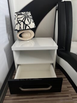 Posteľ, nočné stolíky, nočné lampy - 10