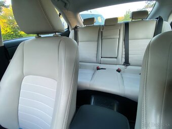 Lexus IS300h - 10