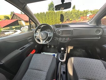 Toyota yaris 1.3 - 10