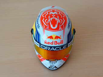 Predám Max Verstappen 2023 Red Bull F1 mini prilba 1:2 - 10