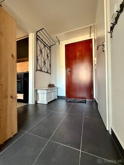 Menší zariadený 2KK širšie centrum + zasklený balkón - 10