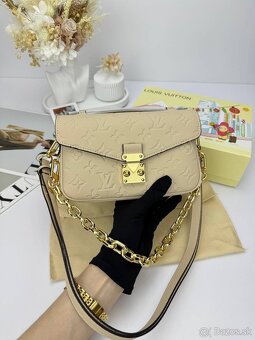 Elegantná dámska kabelka v štýle Metis East West Beige - 10