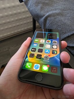IPhone 8 64GB čierny/sivý, zachovalý, 77% batéria - 10