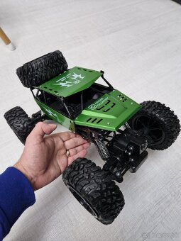 RC auto 4x4 1:8 - 10