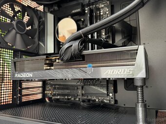 Ryzen 7 9800X3D\32GB\RX 9700XT\SSD\850W Zdroj - 10