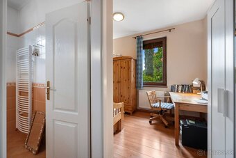 Priestranný 6-izbový rodinný dom s dvojgarážou a krásnou záh - 10