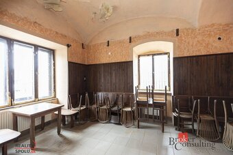EXKLUZÍVNA HISTORICKÁ NEHNUTEĽNOSŤ V CENTRE BREZNA - 10